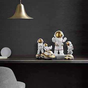 月ロケットと宇宙飛行士の置物　金属製　作家もの 月ロケットと宇宙飛行士の置物 金属製 作家もの